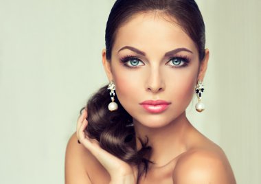 Kadın güzel moda takı seti ile