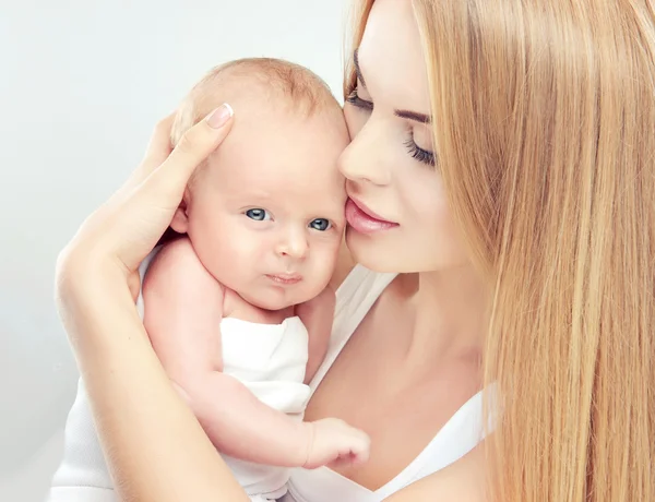 Ung mor och barn — Stockfoto