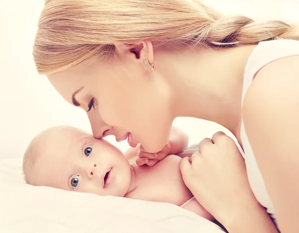 Jonge moeder en baby — Stockfoto