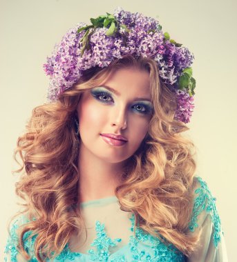 Lila çelenk ile güzel kadın