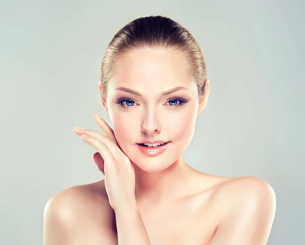 Beautiful Woman with clean skin — Stock Photo, Image