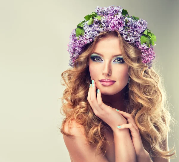 Beautiful woman with lilac wreath — Stock Photo, Image