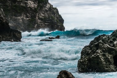 Kırma ve buzlu sıçramasına büyük dalgalar