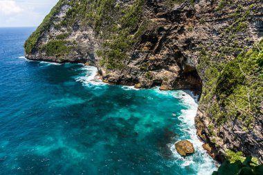 Kayalık uçurum ve güzel deniz, Nusa Penida, Endonezya