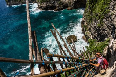 Genç adam güzel koyu dalgalar breaking ile tepeye aşağı alma