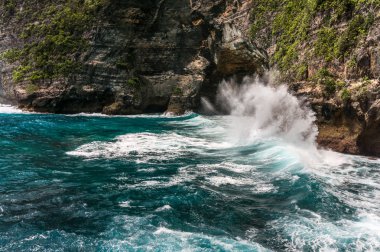 Dalgalar ve güzel deniz, Nusa Penida, Endonezya sıçramasına kayalık uçurum