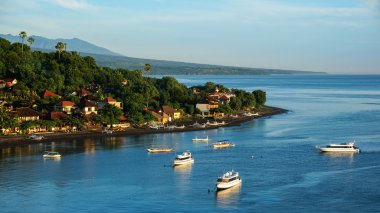 Bali Doğu küçük köyde Amed teknelerle doğal lagün