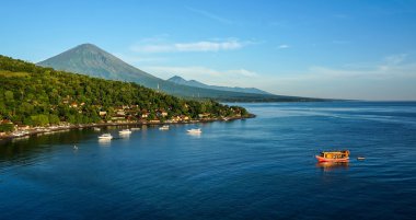 Bali Doğu küçük köyde Amed teknelerle doğal lagün
