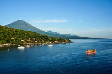 Bali Doğu küçük köyde Amed teknelerle doğal lagün