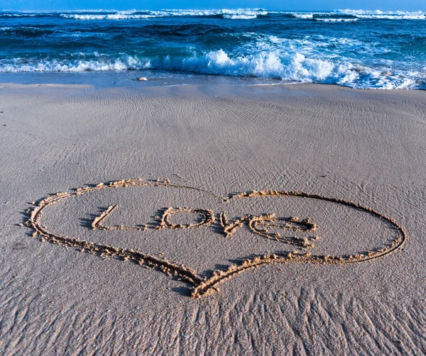 Herz im Sand am Strand — Stockfoto