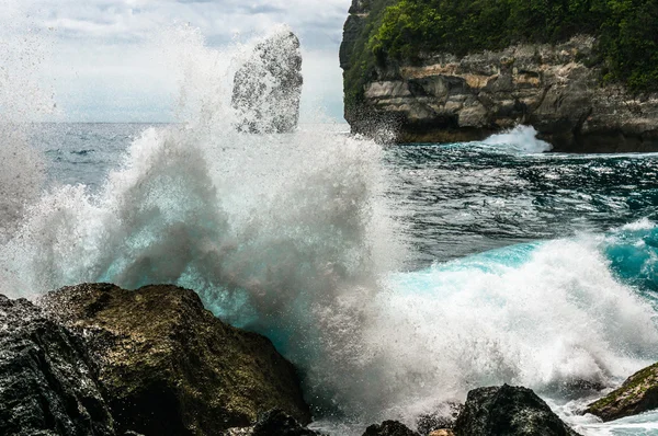 De grosses vagues se brisent et éclaboussent sur les rochers — Photo