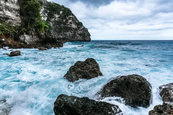 De grosses vagues se brisent et éclaboussent sur les rochers — Photo