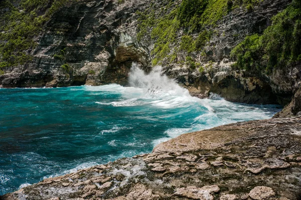 Falaise rocheuse, vagues éclaboussantes et belle mer, Nusa Penida, Indonésie — Photo