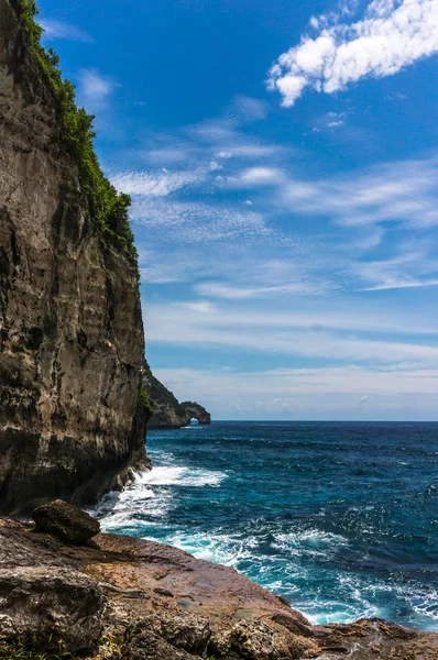 Falaise rocheuse et belle mer, Nusa Penida, Indonésie — Photo