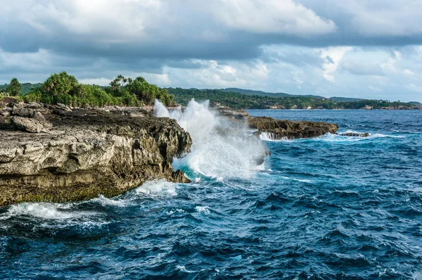 De grosses vagues se brisent et éclaboussent sur les rochers, Nusa Lembongan, Indonésie — Photo