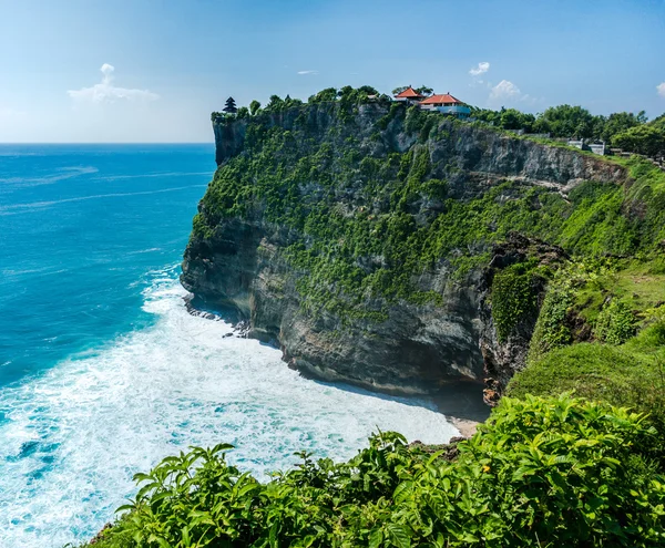 Haute falaise au temple d'Uluwatu, Bali, Indonésie — Photo