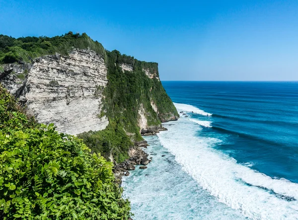 Haute falaise au temple d'Uluwatu, Bali, Indonésie — Photo