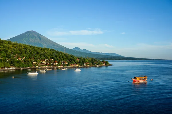 Lagune pittoresque avec des bateaux dans un petit village Amed à l'est de Bali Images De Stock Libres De Droits