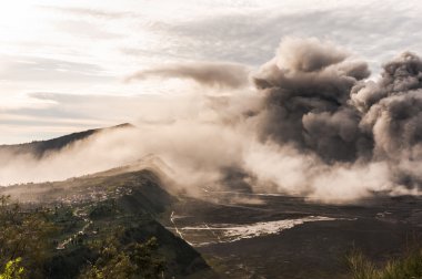 Bromo Tengger caldera yukarıda Bromo yanardağ patlama gelen duman