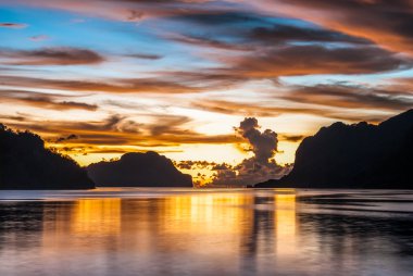 Günbatımı inanılmaz renkler El Nido (Palawan Adası, Filipinler)