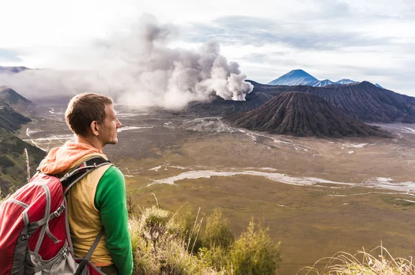 L'homme sur la colline regarde l'éruption du volcan Bromo. Java Est, Indonésie — Photo
