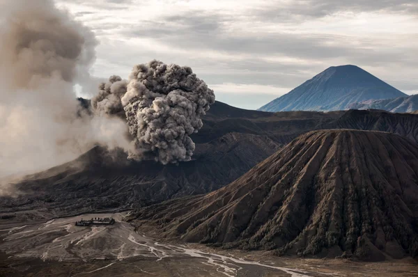 L'eruzione del vulcano Bromo, Giava, Indonesia — Foto Stock
