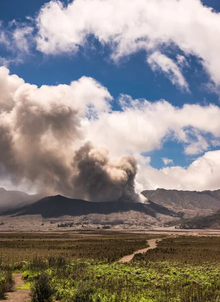 L'eruzione del vulcano Bromo, Giava, Indonesia — Foto Stock