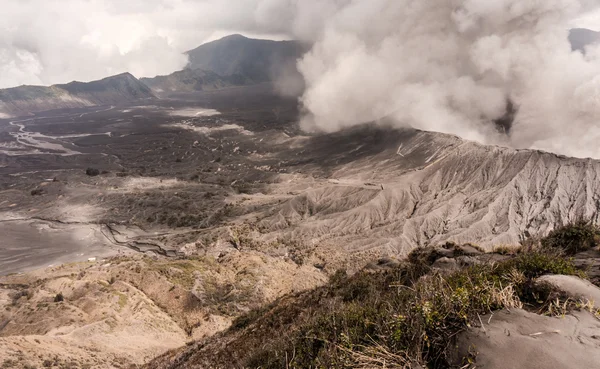 "Moře písku v Bromo Tengger Caldera. Bromo vybuchuje. Východní Jáva, Indonésie — Stock fotografie