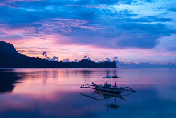 Naplemente csodálatos színekben El Nido (Palawan island, Fülöp-szigetek) — Stock Fotó
