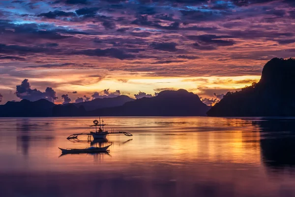 Trópusi színes naplementét a banca hajóval El Nido, Palawan, Fülöp-szigetek — Stock Fotó