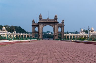 Kraliyet Mysore Sarayı kapısında. Karnataka, Hindistan