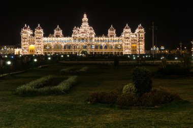 Mysore Palace kesimine binlerce tarafından aydınlatılmış. Mysore, Karnataka, Hindistan