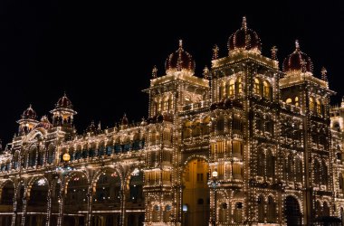 Mysore Palace kesimine binlerce tarafından aydınlatılmış. Mysore, Karnataka, Hindistan