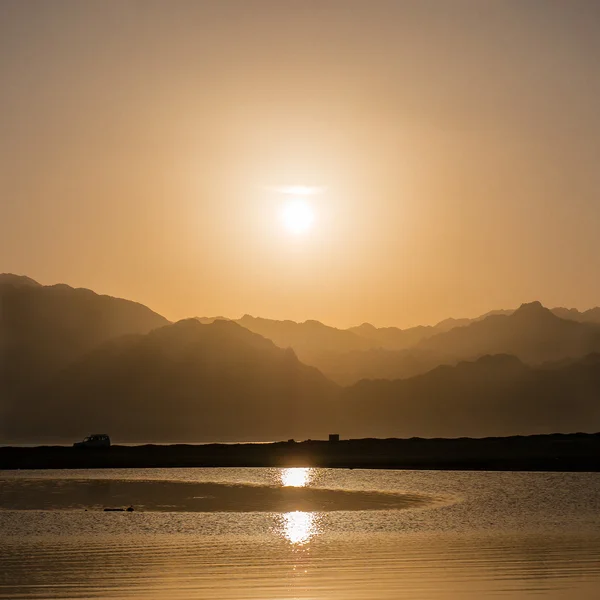 Napnyugta, hegyek és lagoon, Dél Sinai, Dahab, Egyiptom — Stock Fotó
