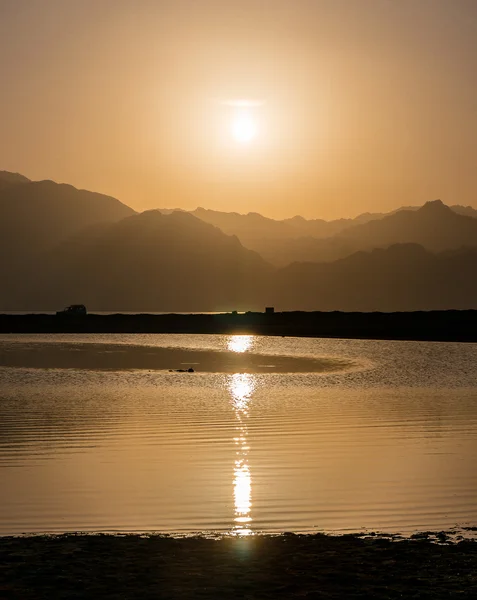 Zonsondergang over bergen en lagune in south Sinai, Dahab, Egypte — Stockfoto