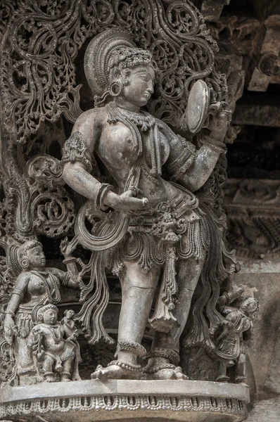 Schöne Skulptur im chennakeshava Tempel in Belur, Karnataka, Indien — Stockfoto