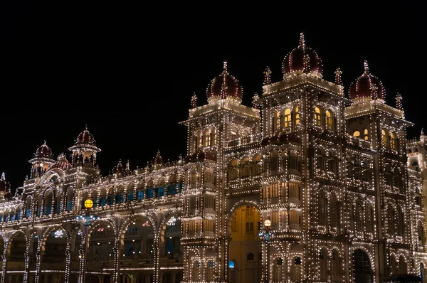 Palais Mysore illuminé par des milliers d'ampoules. Mysore, Karnataka, Inde — Photo