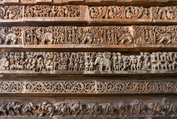 Alte Bilder an den Wänden. Schnitzereien im hinduistischen Hoysaleshwara-Tempel — Stockfoto