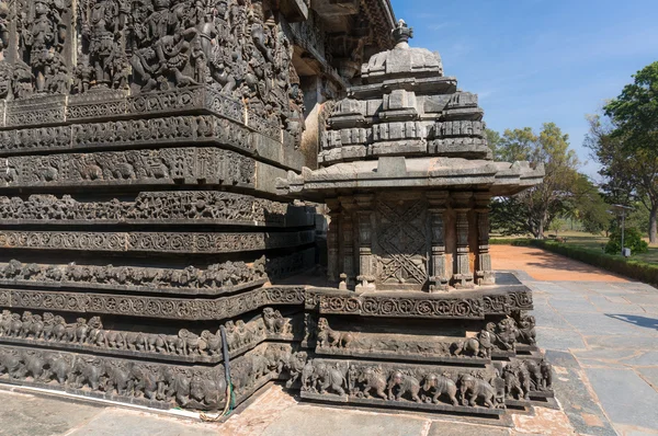 Imágenes antiguas en las paredes. Tallados en Hoysaleshwara Templo hindú — Foto de Stock