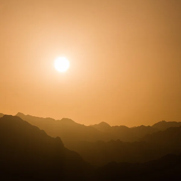 Coucher de soleil sur les montagnes et dans le sud du Sinaï, Dahab, Egypte Photos De Stock Libres De Droits