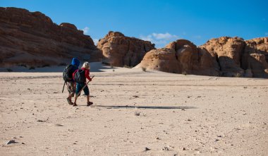 İki erkek çölde Kanyon, Sinai, Mısır için yürüyüş