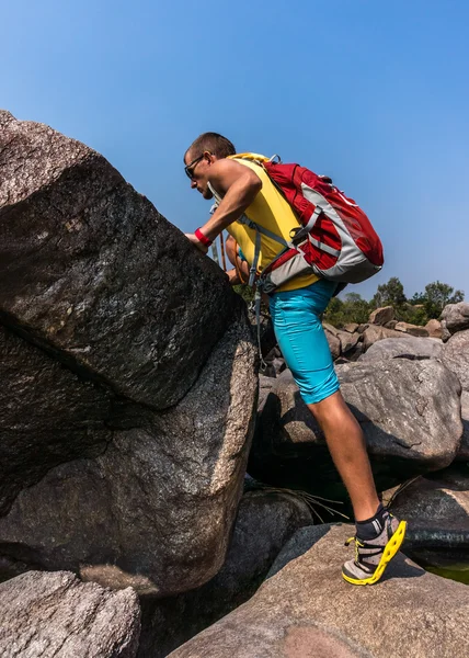 Randonneur escalade sur un rocher — Photo