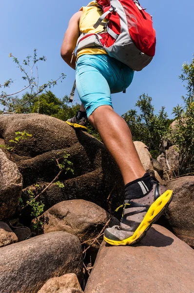 Voyageur montant sur les rochers — Photo