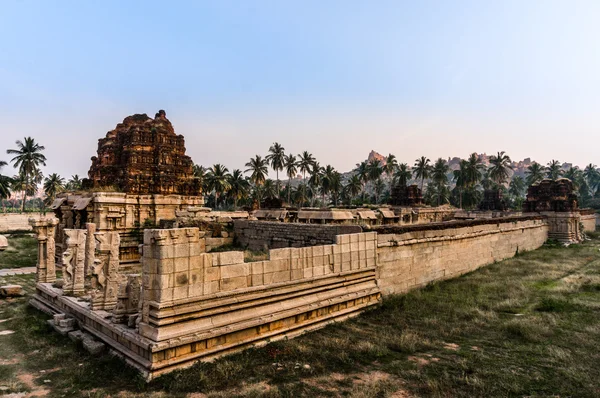 Antiguo templo en ruinas en Hampi, Karnataka, India — Foto de Stock