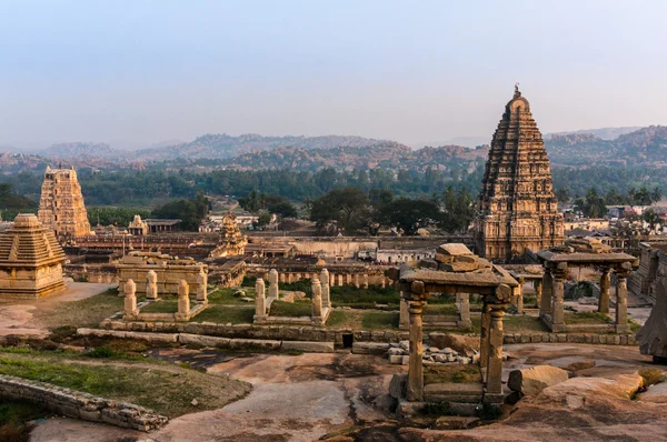 Vista del templo Virupaksha desde la colina Hemakuta al atardecer en Hampi, Karnataka, India — Foto de Stock
