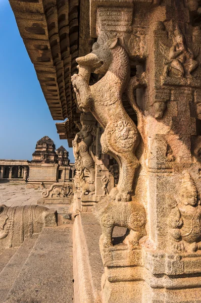 Antiguo templo en ruinas en Hampi, Karnataka, India — Foto de Stock
