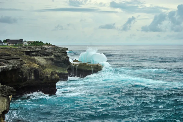 Des vagues se brisent sur les rochers. Déchirure du diable, Nusa Lembongan, Indonésie — Photo