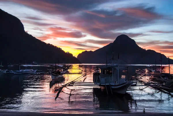Trópusi színes naplementét a banca csónakokkal El Nido, Palawan, Fülöp-szigetek — Stock Fotó