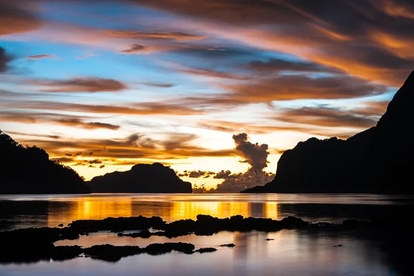 Zonsondergang in geweldige kleuren in El Nido (Palawan island, Filippijnen) — Stockfoto