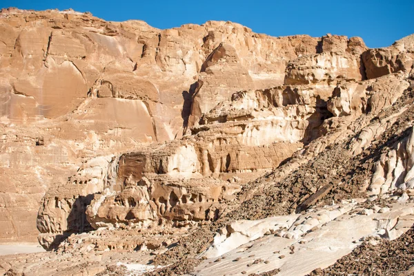 El desierto del Sinaí en Egipto. Las rocas de las montañas procesadas por el viento —  Fotos de Stock